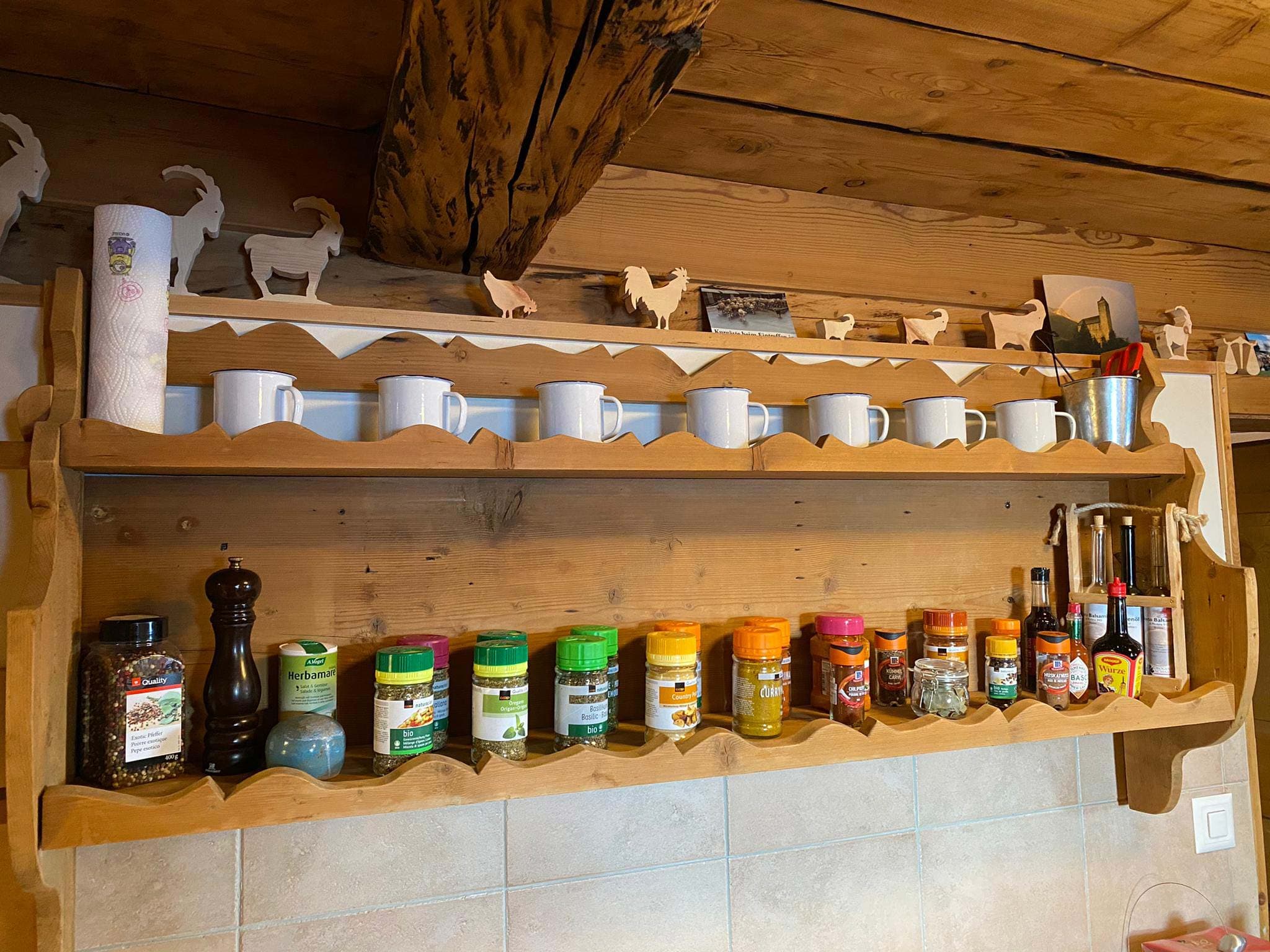 Gewürzregal mit Becher-Reihe an der Decke