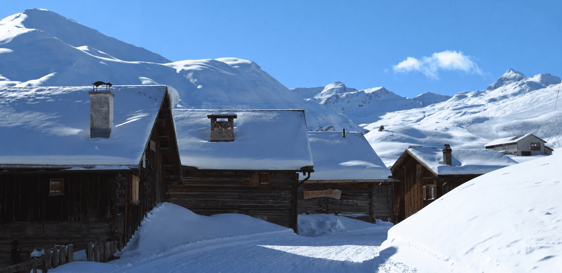 Das verschneite Maiensäss-Dorf Radons im Winter