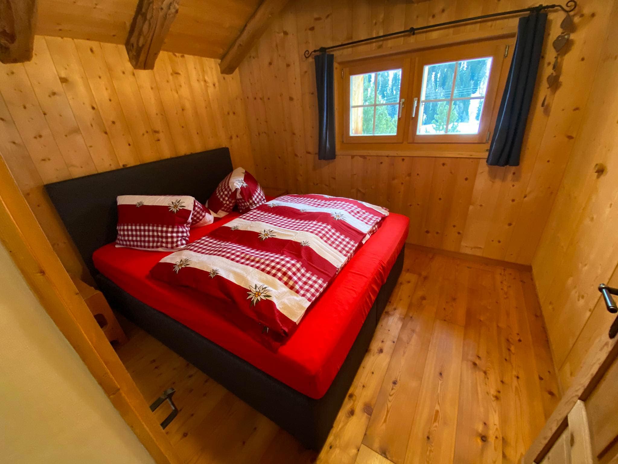 Elternschlafzimmer mit Doppelbett