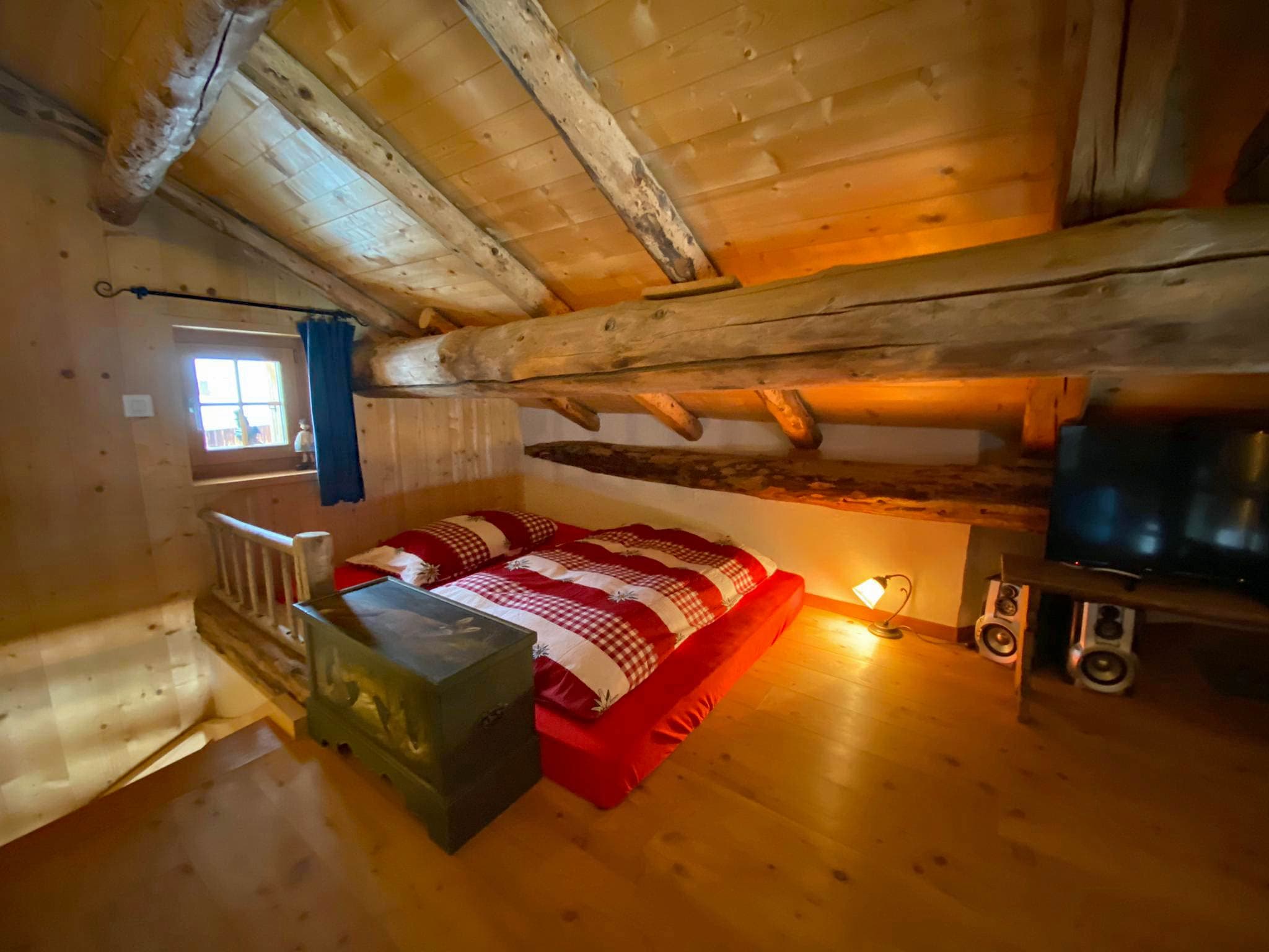 Dachgalerie mit Matratzen unter Holzbalken