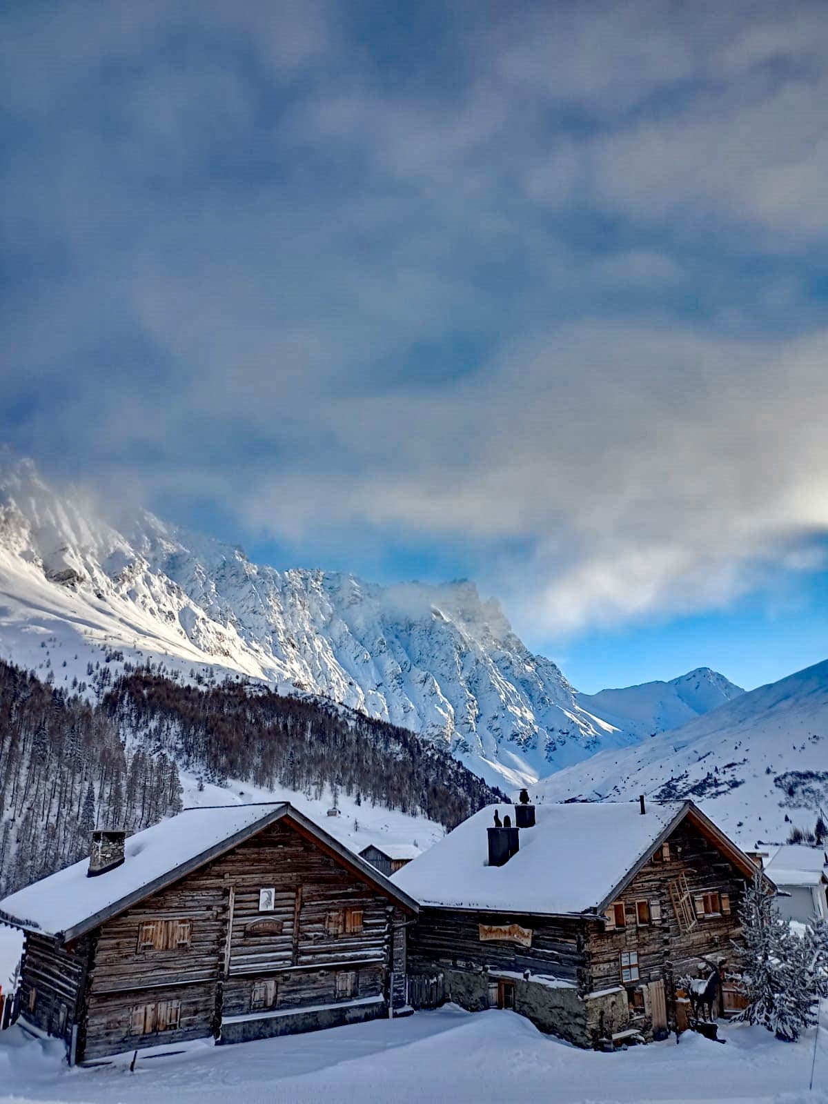 Winter-Aussenaufnahme mit Blick über das verschneite Tal